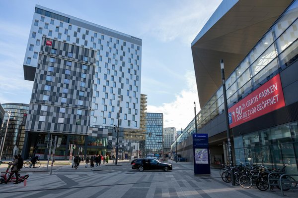 Comment l'art abstrait est représenté dans la littérature ?